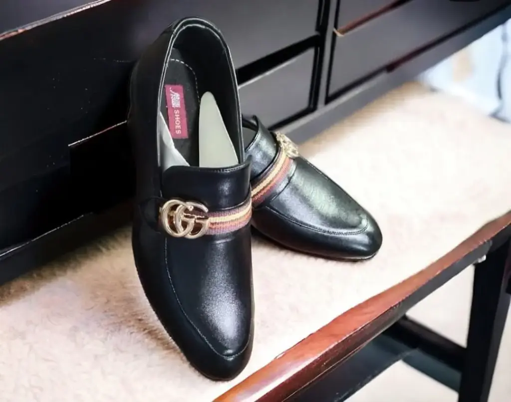 Elite Luxe Black Loafers – Gold Buckle & Signature Stripe Accent